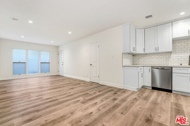 Primary Photo - 337 N Oakhurst Dr
