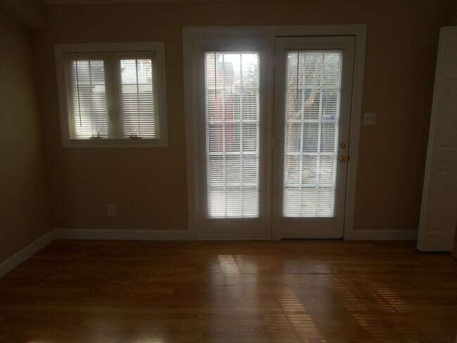 Building Photo - 2 bedroom townhome blocks from the beach.
