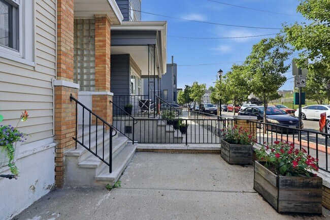 Building Photo - 211 20th St