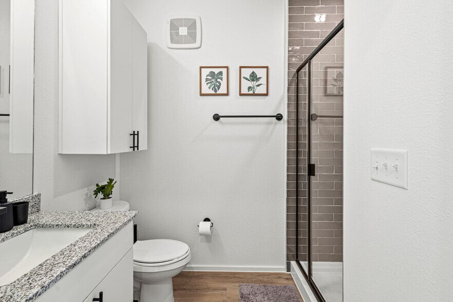 Building Photo - 596 W 9th St