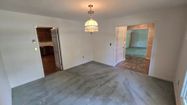 Building Photo - 4 Bed/2.5 Bath Brick Home - Kingsport TN
