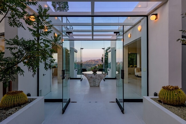 Building Photo - 8896 Lookout Mountain Ave