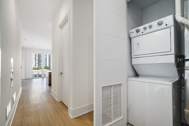 Building Photo - 159 W North Ave