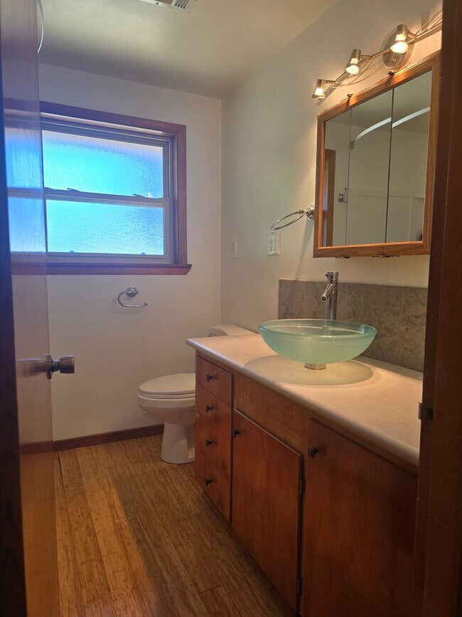 Building Photo - Spacious North Tacoma Rambler