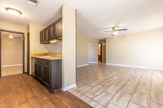 Building Photo - 2943 Keslake St