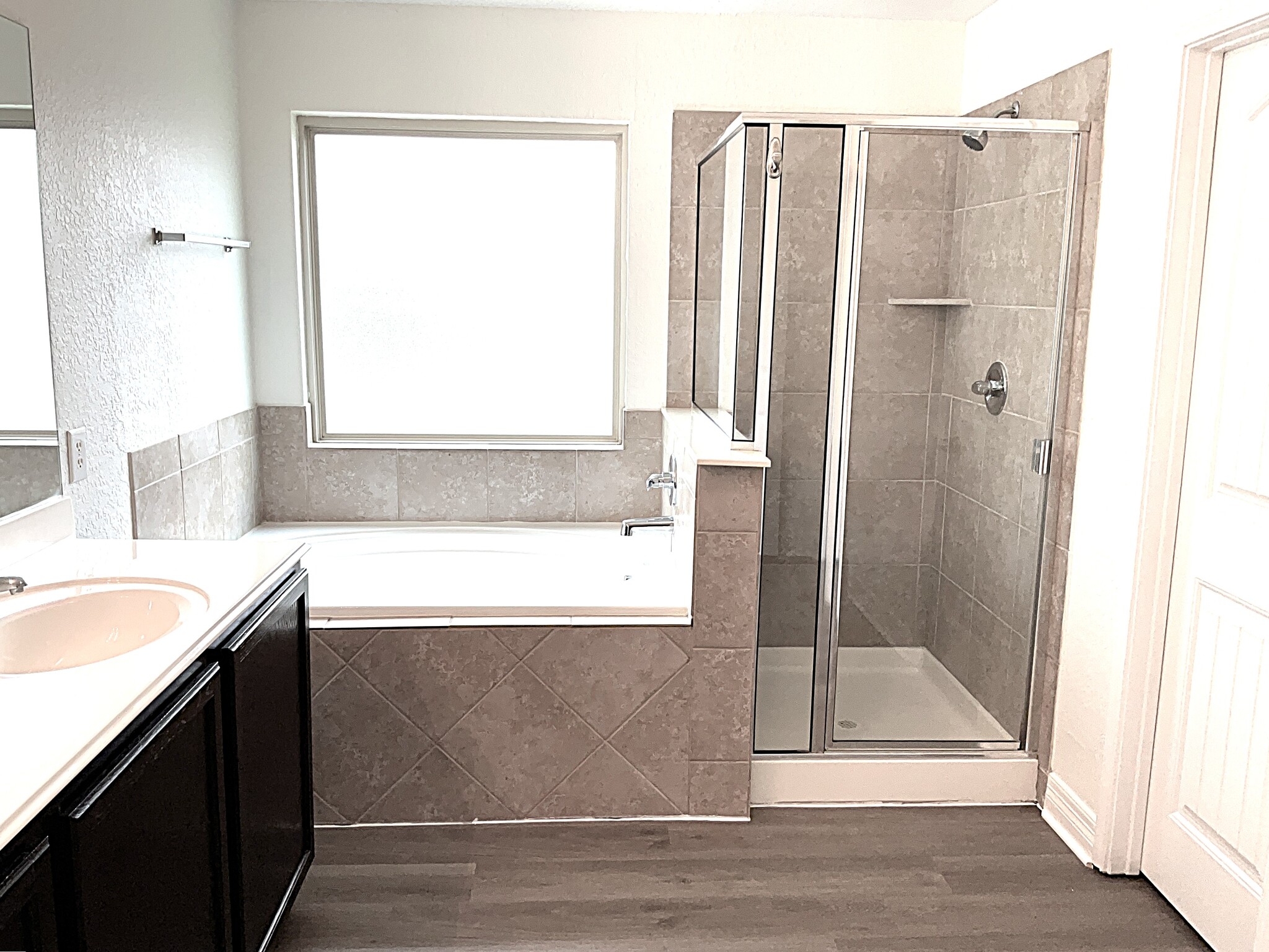 Building Photo - 736 Community Dr