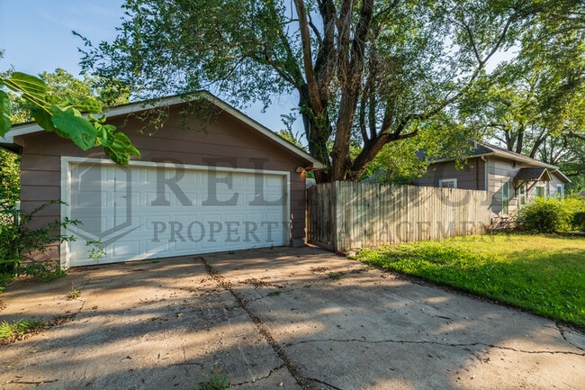 Building Photo - 301 N Spruce St