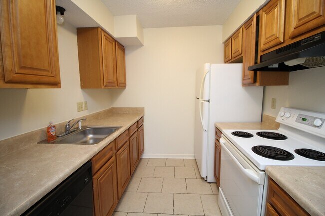Building Photo - Spacious Northeast Pensacola Apartment Featuring 2 Bedrooms, 2 Bathrooms, Inside Laundry, and Pet...