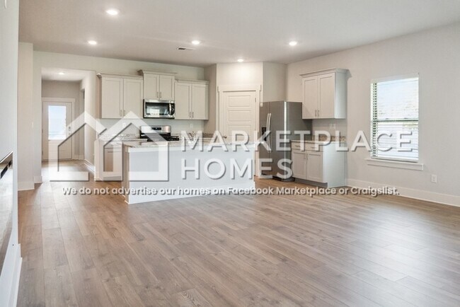 Building Photo - 2070 Hyacinth Ln