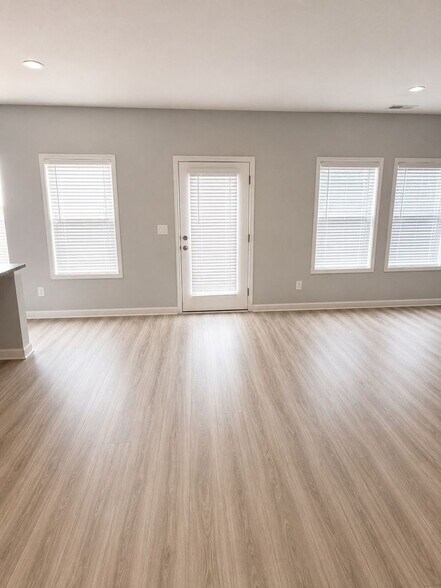 Building Photo - 1221 Bentwillow Way