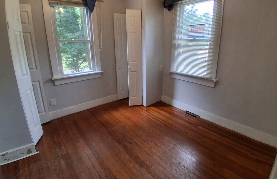 mainfloor bedroom - 4812 Erskine Rd