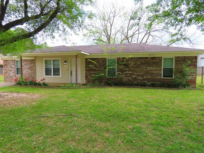 Building Photo - Spacious 4-Bedroom Home in Whitehouse ISD – Pet-Friendly with Large Fenced Yard! Bonus: Lawncare ...