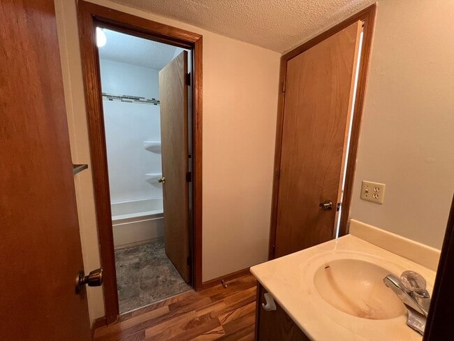 Building Photo - 4 bed 2 bath Centrally Located - Near Aggieville! AVAILABLE NOW!