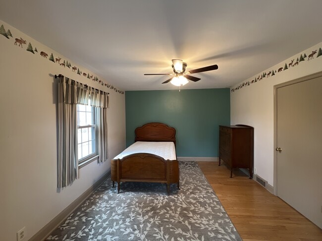 Building Photo - 1131 Colonial Dr E