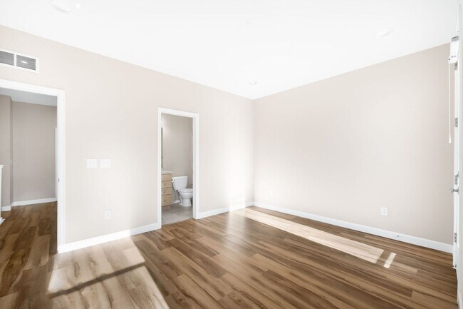 Building Photo - 3BD, 2.5BA Englewood Townhome with 2-Car Garage