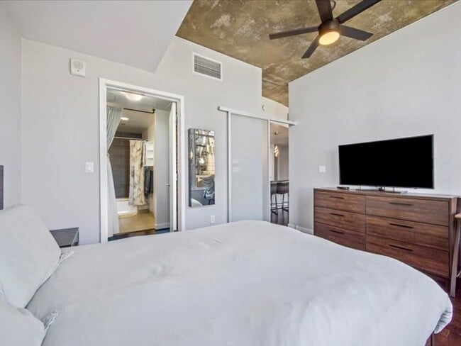 Building Photo - Luxury High Rise Condo Available 4/25/26!