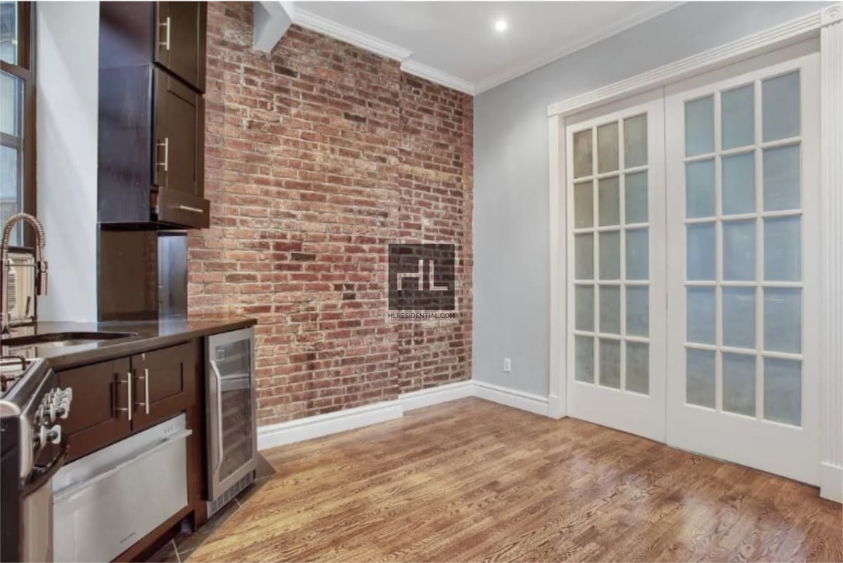 Building Photo - Mott Street