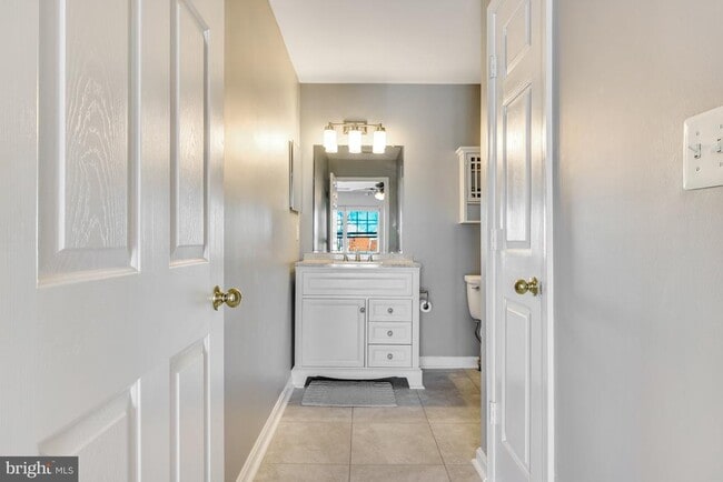 Building Photo - 521 Constellation Square SE