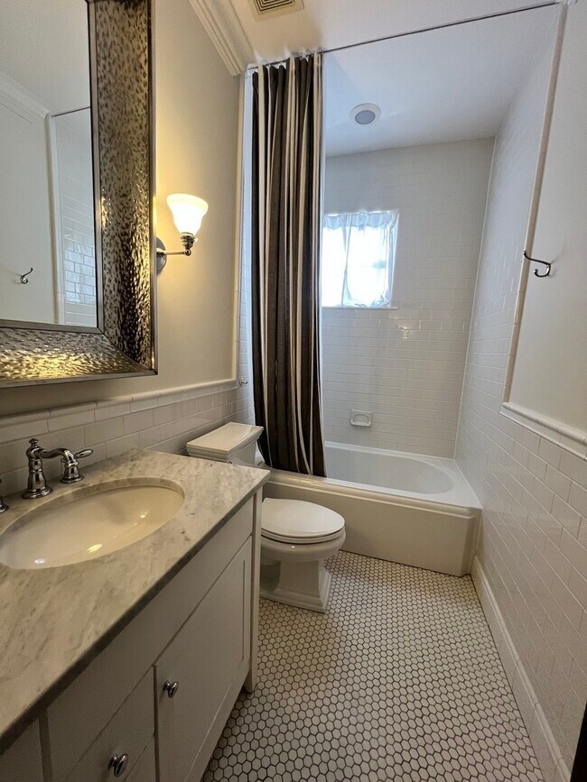 Building Photo - 2008 S Calumet Ave