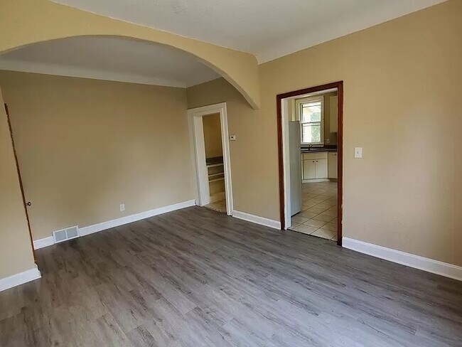 Building Photo - 576 Bay St