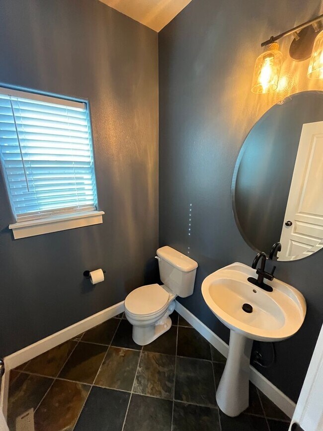 Building Photo - Beautiful and Spacious 4 Bed/2.5 Bath Home in NW Bend