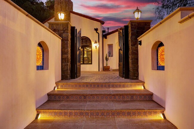 Building Photo - Fully Furnished Luxurious Spanish Mediterranean Villa in Hollywood Hills: 4-Bedroom, 2.5-Bath Ret...