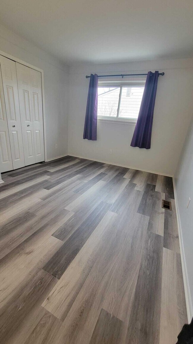 Building Photo - 655 Robinwood Dr