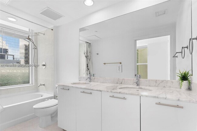 Building Photo - 950 Brickell Bay Dr