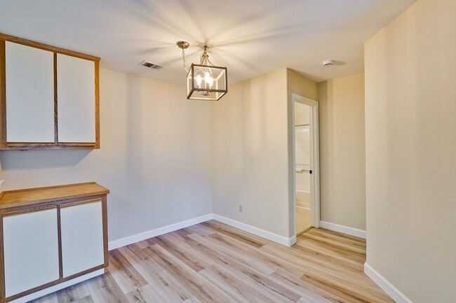 Building Photo - 2/2 Downstairs Unit in Desirable Park Alma...