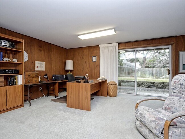 Building Photo - 6001 Highland Hills Dr