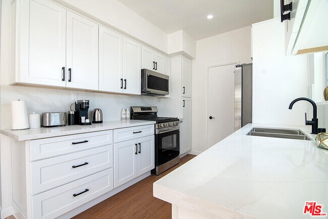 Building Photo - 344 Rexford Dr