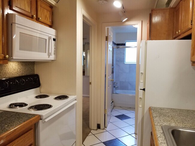 Building Photo - RENT SPECIAL & LEASE OPTIONS! Cat-friendly...