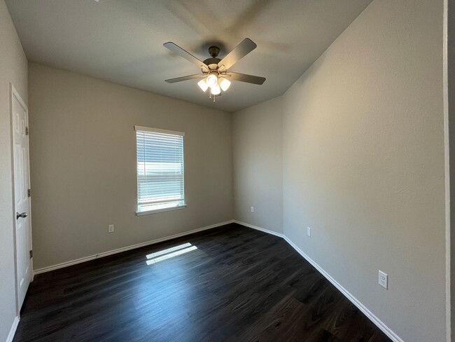 Building Photo - TOWNHOME FOR RENT