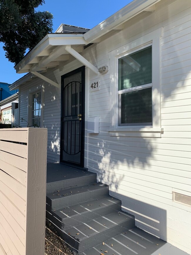Building Photo - 421 Hollister Ave