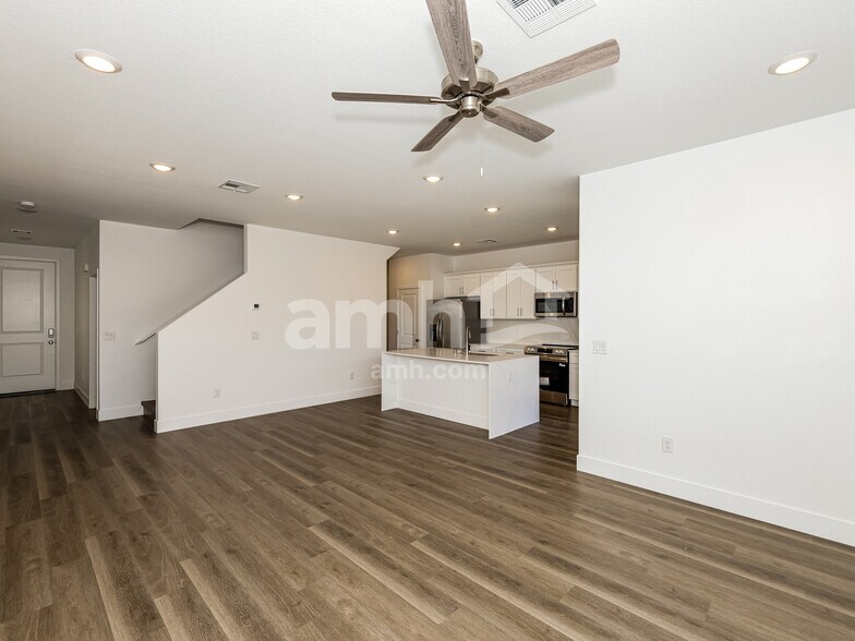 Building Photo - 8708 N Begonia Ct