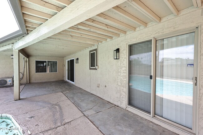 Building Photo - 2131 E Geneva Dr
