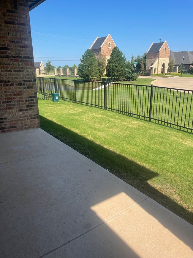 Building Photo - Fully Furnished Three Bedroom, Two Bathroo...