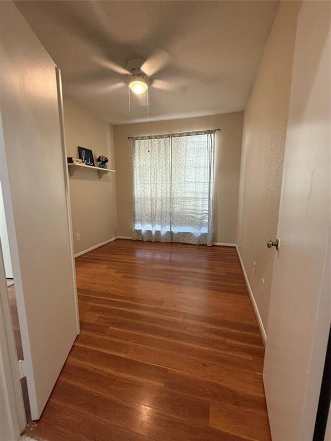 Building Photo - Beautiful 2 bedroom 1 bath condo