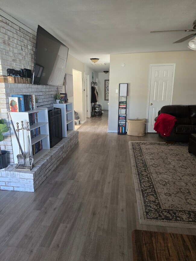 Building Photo - 1004 W Yucca Ave