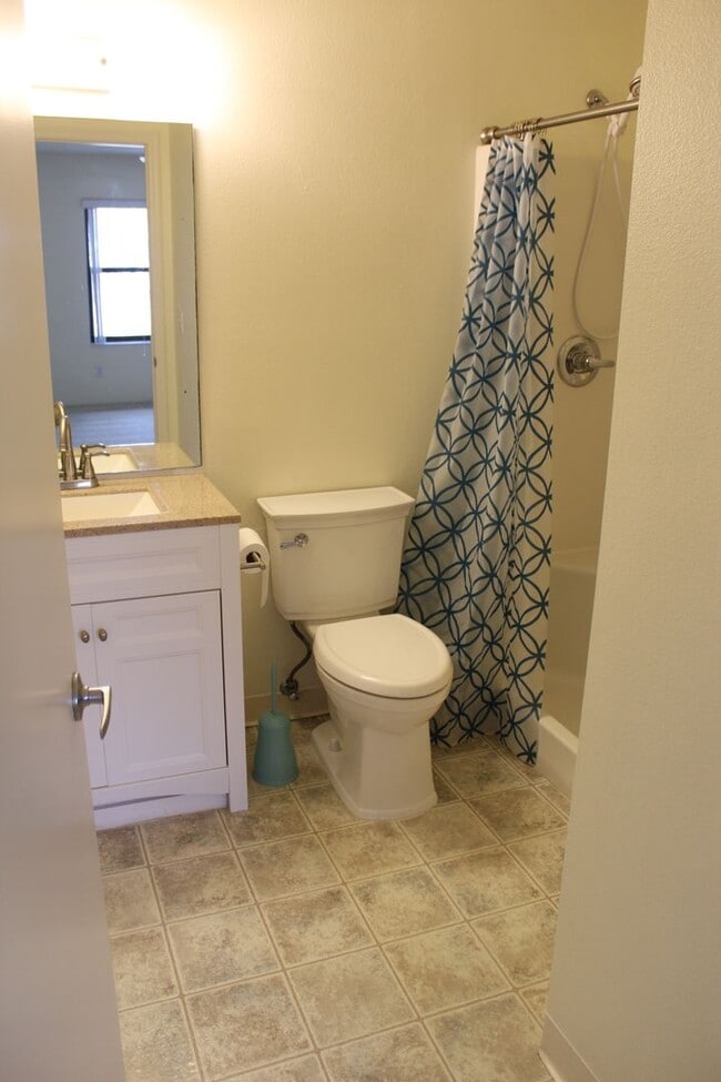 Building Photo - 2 bedroom/2 bath Condo!