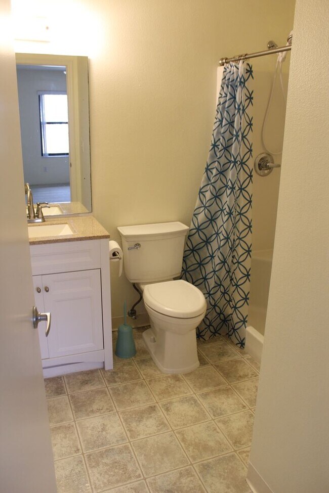 Building Photo - Up Coming - 2 bedroom/2 bath Condo!