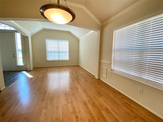 Building Photo - 1420 Hudspeth Dr