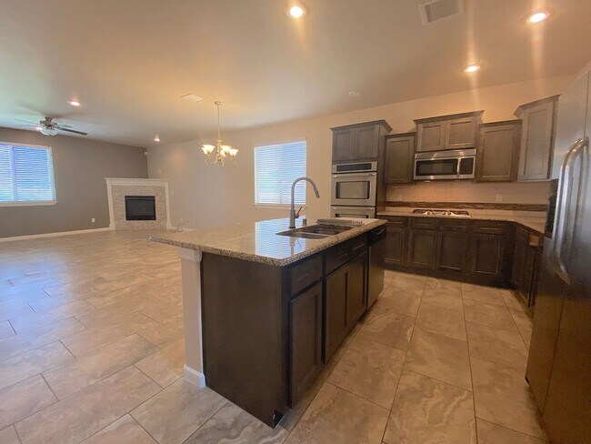 Building Photo - Gorgeous 4bed/3.5bath with 2 Master Bedrooms!