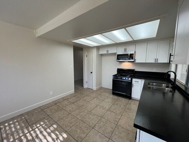 Building Photo - 1536 Sheldon Dr