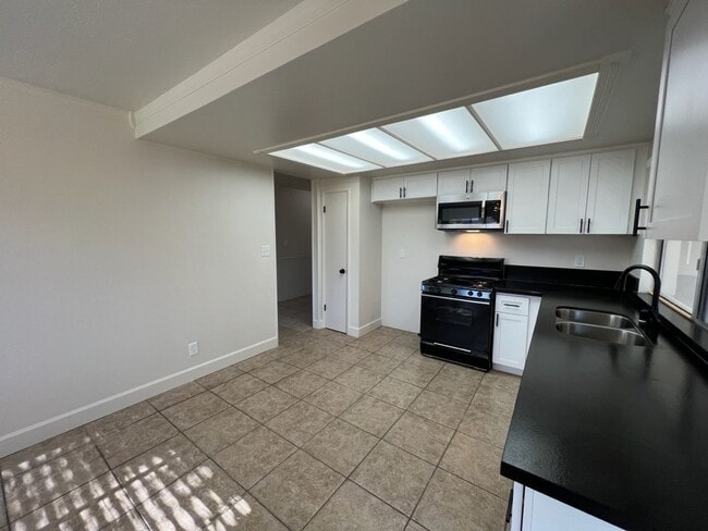 Building Photo - Newly updated 3-bedroom Single Story in th...