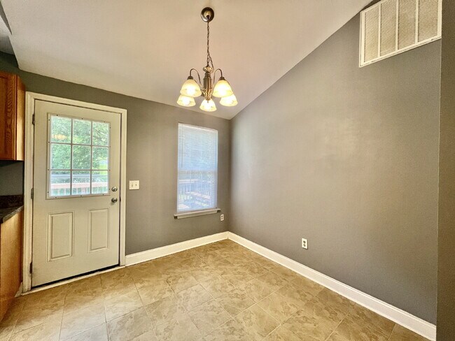 Building Photo - CONVENIENT LOCATION 3 Bedroom