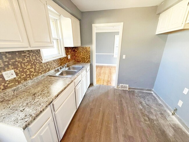 Building Photo - 4 BED 2 BATH SINGLE FAMILY HOME!