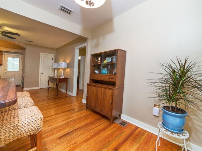 Dining Area - 403 Bechtel Blvd