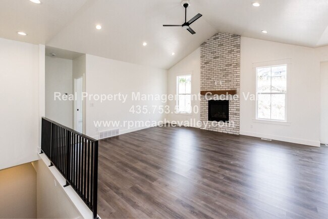 Building Photo - Gorgeous 3 br 2 bath home in Hyde Park! Ha...