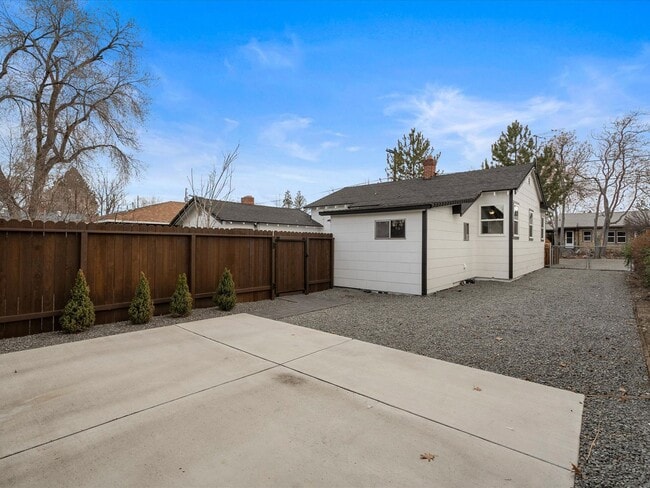 Building Photo - Remodeled Midtown Bungalow